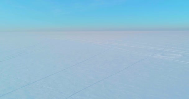 Luchtfoto van het koude winterlandschap van het poolgebied, bomen bedekt met vorst sneeuw, ijsrivier en zonnestralen over de horizon. Extreem lage temperatuur weer. — Stockvideo