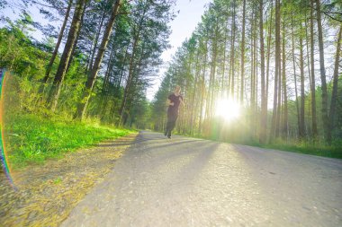 Adam güzel bir yaz gününde şehir parkında koşuyor. Spor fitness modeli Kafkasya etnik köken eğitimi.