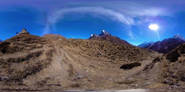 VR 4K del villaggio di Dingboche e Pheriche in Nepal, punto base della pista del campo base. EBC. Stupa buddista in montagna. — Video Stock