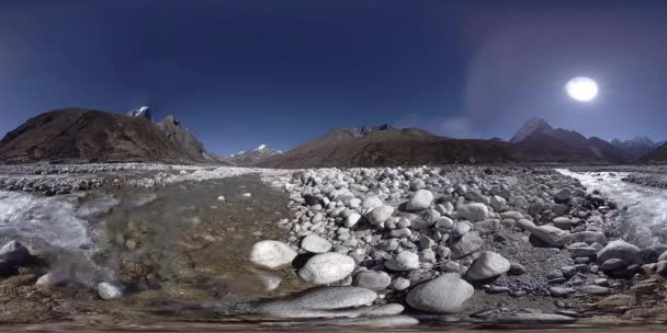 4K VR von Dingboche und dem Dorf Pheriche in Nepal, Ausgangspunkt des ewigsten Basislagers. Die EBC. Buddhistische Stupa auf dem Berg. — Stockvideo