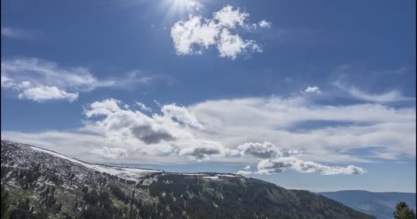 Czas upływa od chmury za szczytem gór. Śnieg, skały, klify i błękitne niebo. Wysoka wysokość. — Wideo stockowe