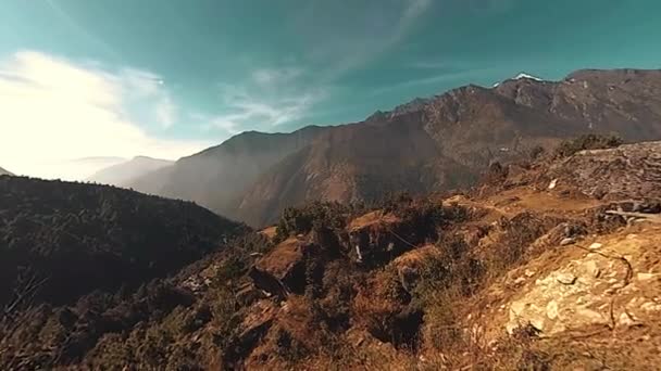 LUKLA, NEPAL - 1 ARALIK 2017: Kathmandu 'dan havaalanına uçak geliyor. Vahşi Himalayalar yüksek irtifa doğa ve dağ vadisi. Ağaçlarla kaplı kayalık yamaçlar. — Stok video