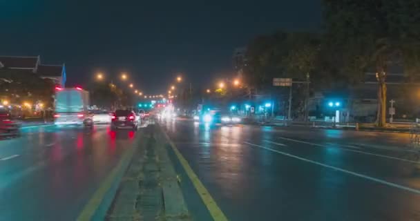 Hyperlapsus de la circulation nocturne à l'intersection de la rue. Timelapse du mouvement des voitures et des motos. — Video