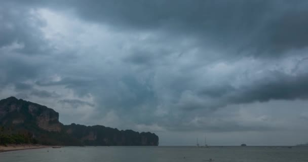 Zeitraffer von Regenwolken über Strand und Meereslandschaft mit Booten. Tropischer Sturm im Ozean. — Stockvideo