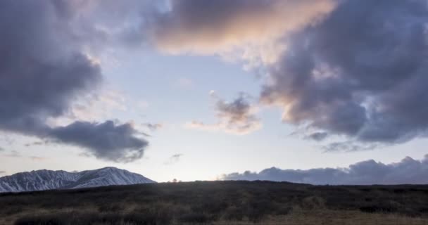 Timelapse de nuvens épicas no medow da montanha na hora do outono. Natureza infinita selvagem com céu tempestade de neve. Movimento rápido — Vídeo de Stock