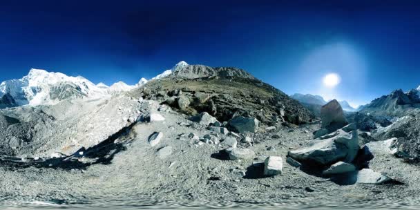 360 vr del campamento base del Everest en el glaciar Khumbu. Valle de Khumbu, parque nacional de Sagarmatha, Nepal del Himalaya. EBC cerca de Gorak Shep. — Vídeo de stock