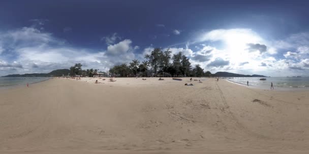 360 VR prachtig strand zeezand en lucht. De grote zon in de wolken raakt de horizon. Aziatische palmstrand achtergrond. Duidelijke oceaankust. Strand met rustig water en toeristen boten. — Stockvideo