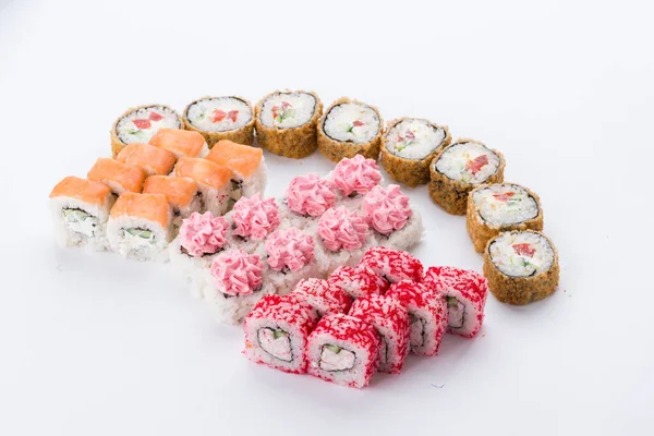 Restaurante de comida japonesa, plato de rollo de sushi maki gunkan o set de platos. Conjunto y composición de sushi —  Fotos de Stock