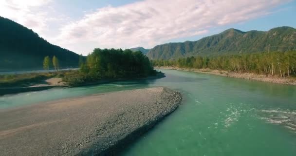 4k UHD flygvy. Lågt flyg över färsk kall fjällälv på solig sommarmorgon. Gröna träd och solstrålar på horisonten — Stockvideo