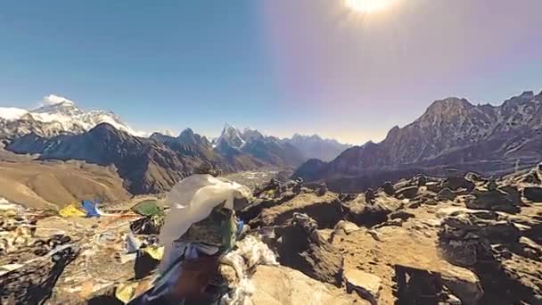 360 VR Gokyo Ri - вершина гори. Тибетський молитовник Буддійський прапор. Дикі Гімалаї височать над природою і долиною. Скелясті схили покриті льодом. Рух панорами — стокове відео