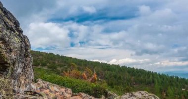 Dağ Gölü yaz ya da sonbahar zamanında zaman atlaması. Vahşi doğa ve kırsal alan. Bulutların hareketi, yeşil çimenler ve dramatik gökyüzü. Motorlu doli kaydırıcı