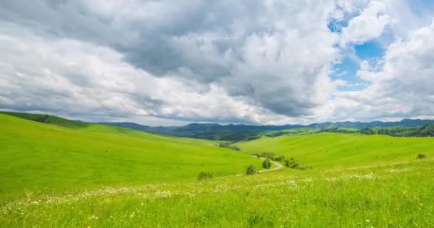 Pré-montagne time-lapse à l'heure d'été ou d'automne. Nature sauvage et champ rural. Mouvement des nuages rapides, herbe verte et rayons du soleil. — Video