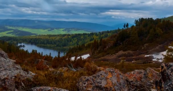 Mountain sø tid-lapse på sommer eller efterår tid. Vild natur og landområde. Skyer bevægelse, grønt græs og dramatisk himmel. Motoriseret dolly skyderen – Stock-video