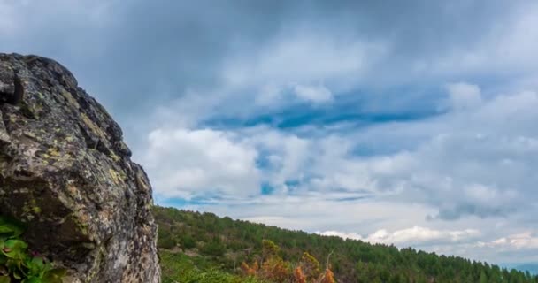 Mountain lake time-lapse at the summer or autumn time. Wild nature and rural field. Clouds movement, green grass and dramatic sky. Motorised dolly slider — Stock Video