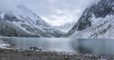 Kar Dağı Gölü 'nün zamanı sonbaharda doluyor. Vahşi doğa ve kırsal dağ vadisi. Çam ağaçlarından oluşan yeşil orman ve gökyüzünde dramatik bulutlar. Motorlu doli kaydırma hareketi