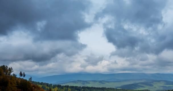 Bergmeer time-lapse in de zomer of herfst tijd. Wilde natuur en platteland. Wolken beweging, groen gras en dramatische lucht. Gemotoriseerde dolly slider — Stockvideo