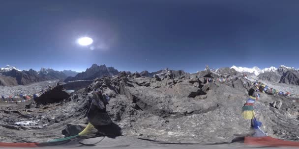 360 VR Gokyo Ri mountain top. Tibetan prayer Buddhist flag. Wild Himalayas high altitude nature and mount valley. Rocky slopes covered with ice. — Stock Video