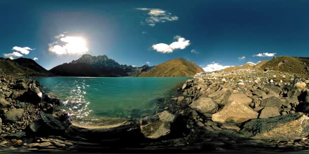 VR Gokyo Ri bergmeer in het winterseizoen. Wild Himalaya 's hoge hoogte natuur en berg vallei. Rotsachtige hellingen bedekt met ijs. — Stockvideo