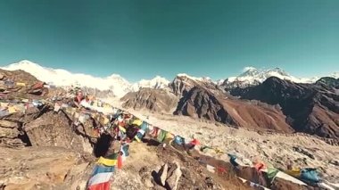 Gokyo Ri dağın tepesinde. Tibet Budist bayrağı. Vahşi Himalayalar yüksek irtifa doğa ve dağ vadisi. Buzla kaplı kayalık yamaçlar. Panorama hareketi 180 derece