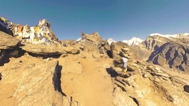 360 VR Gokyo Ri dağ tepesi. Tibet Budist bayrağı. Vahşi Himalayalar yüksek irtifa doğa ve dağ vadisi. Buzla kaplı kayalık yamaçlar. Panorama hareketi