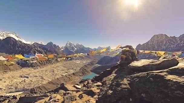 360 VR Gokyo Ri topo da montanha. Oração tibetana bandeira budista. Himalaias selvagens natureza de alta altitude e monte vale. Encostas rochosas cobertas de gelo. Movimento Panorama — Vídeo de Stock