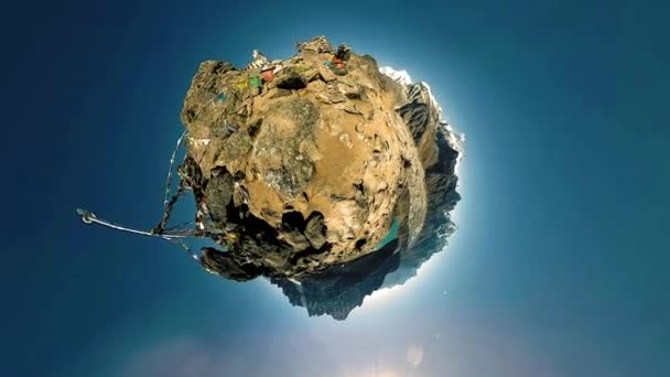 360 VR Gokyo Ri mountain top. Tibetan prayer Buddhist flag. Wild Himalayas high altitude nature and mount valley. Rocky slopes covered with ice. Tiny planet transformation. — Stock Video