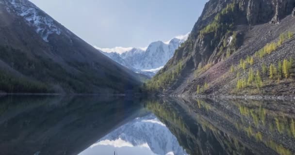 Horské jezero čas vypršel v létě nebo na podzim. Divoká příroda a horské údolí. Zelený les borovic a slunečních paprsků. Pohyb fotoaparátu — Stock video