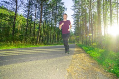 Adam güzel bir yaz gününde şehir parkında koşuyor. Spor fitness modeli Kafkasya etnik köken eğitimi.