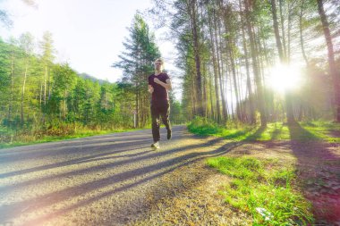 Adam güzel bir yaz gününde şehir parkında koşuyor. Spor fitness modeli Kafkasya etnik köken eğitimi.
