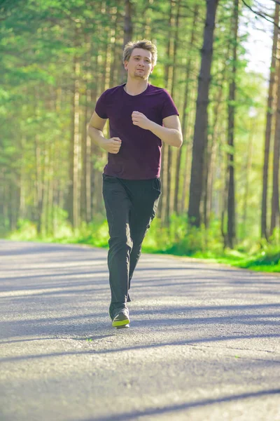 Mann joggt bei schönem Sommertag in der Stadt Sport Fitness-Modell kaukasischen Ethnizität Training im Freien. — Stockfoto