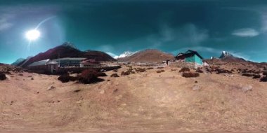 Nepal 'deki Dingboche ve Pheriche köyünün 4K VR' si, Everest ana kamp alanının temel noktası. EBC. Dağdaki Budist aptallığı..