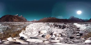 Nepal 'deki Dingboche ve Pheriche köyünün 4K VR' si, Everest ana kamp alanının temel noktası. EBC. Dağdaki Budist aptallığı..