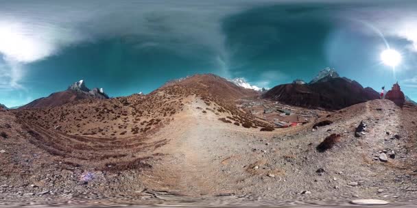 4K VR van Dingboche en Pheriche dorp in Nepal, basispunt van de zwaarste basiskamp track. Bloedbeeld. Boeddhistische stoepa op de berg. — Stockvideo