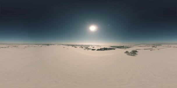 360 VR无人驾驶飞机俯瞰寒冷的冬季风景北极田野，覆盖着霜雪、冰河和地平线上的太阳光的树木。极端低温天气。高空水平运动 — 图库视频影像