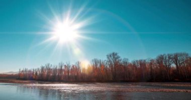 4k dağ nehri yaz veya sonbahar günbatımında zaman aşımına uğrar. Vahşi doğa, berrak su ve her zaman yeşil olan kırsal vadi. Güneş ışınları ve yoğun akşam sisi. Motorlu doli kaydırma hareketi