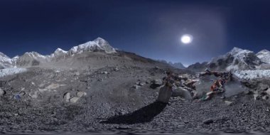Khumbu Buzulu 'ndaki Everest Üssü' nün 360. Khumbu Vadisi, Sagarmatha Ulusal Parkı, Himalayalar 'ın Nepal' i. Gorak Shep yakınlarındaki EBC rotası.