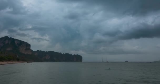 배가 있는 해변 과 바다 풍경 위로 구름이 떨어지는 시간이었습니다. 대양의 열 대 폭풍. — 비디오