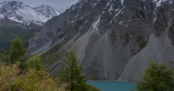 Timelapse des nuages épiques en automne de vallée de montagne. Nature sauvage sans fin et ciel de tempête de neige sur le sommet de la neige — Video