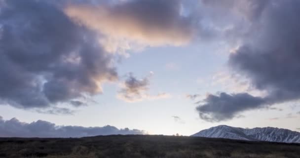 Timelapse de nubes épicas en la montaña medow en otoño. Naturaleza salvaje sin fin con cielo de tormenta de nieve. Movimiento rápido — Vídeos de Stock