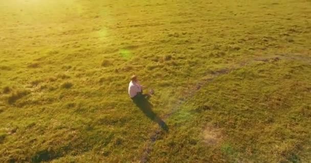 黄土高原绿草上的低轨道飞行与笔记本电脑垫. — 图库视频影像