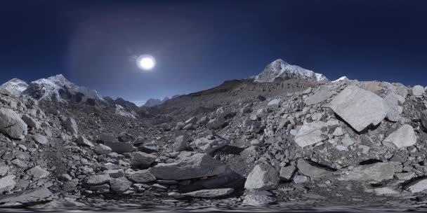360 vr базового табору Евересту на льодовику Хумбу. Долина Хумбу, національний парк Сагарматха, Непал Гімалаїв. EBC шлях до Горак Шеп. — стокове відео