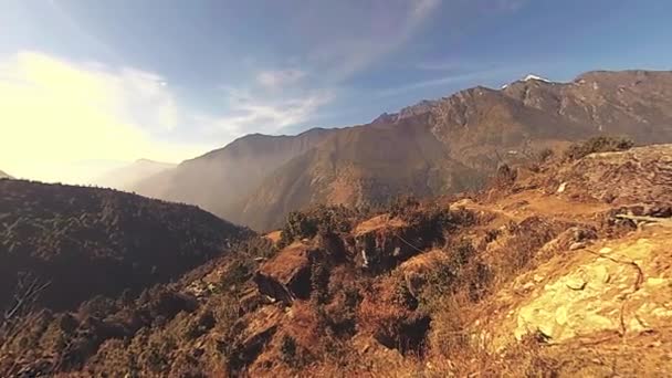 LUKLA, NEPAL - 1. prosince 2017: Na letiště přiletí letadlo z Káthmándú. Divoké Himálaje vysoká nadmořská výška přírody a údolí hory. Skalnaté svahy pokryté stromy. — Stock video