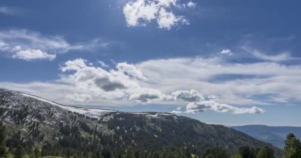 Проміжок часу хмарного пейзажу позаду вершини гір. Сніг, скелі, скелі та глибоке блакитне небо. Висока висота . — стокове відео