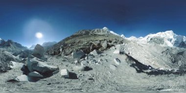 Khumbu Buzulu 'ndaki Everest Üssü' nün 360. Khumbu Vadisi, Sagarmatha Ulusal Parkı, Himalayalar 'ın Nepal' i. Gorak Shep yakınlarındaki EBC rotası.
