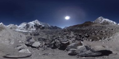 Khumbu Buzulu 'ndaki Everest Üssü' nün 360. Khumbu Vadisi, Sagarmatha Ulusal Parkı, Himalayalar 'ın Nepal' i. Gorak Shep yakınlarındaki EBC rotası.