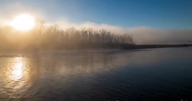 4k dağı nehir saati yaz ya da sonbahar gündoğumunda sona erer. Vahşi doğa, berrak su ve her zaman yeşil olan kırsal vadi. Güneş ışınları ve yoğun sabah sisi. Motorlu doli kaydırma hareketi