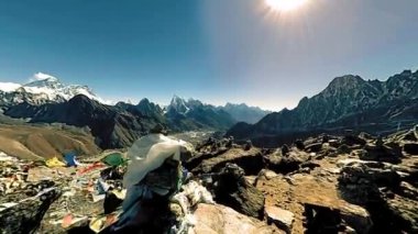 360 VR Gokyo Ri dağ tepesi. Tibet Budist bayrağı. Vahşi Himalayalar yüksek irtifa doğa ve dağ vadisi. Buzla kaplı kayalık yamaçlar. Panorama hareketi