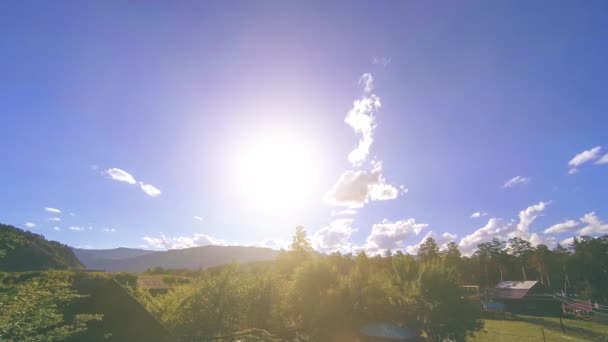 Bergdorp timelapse in de zomer of herfst. Wilde Aziatische natuur en platteland. — Stockvideo