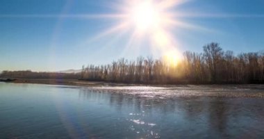 4k dağ nehri yaz veya sonbahar günbatımında zaman aşımına uğrar. Vahşi doğa, berrak su ve her zaman yeşil olan kırsal vadi. Güneş ışınları ve yoğun akşam sisi. Motorlu doli kaydırma hareketi