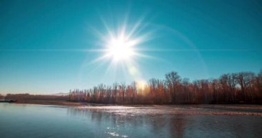 4k dağ nehri yaz veya sonbahar günbatımında zaman aşımına uğrar. Vahşi doğa, berrak su ve her zaman yeşil olan kırsal vadi. Güneş ışınları ve yoğun akşam sisi. Motorlu doli kaydırma hareketi